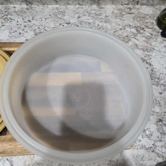 Tupperware Cake Carrier with Yellow Base Cottagecore - Picture 5 of 6